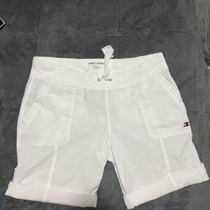 Tommy shorts can b rolled up or down